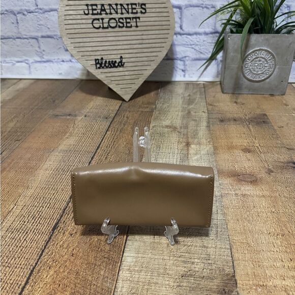 Burberry Camel Brown Slim Triangle Soft Leather Eyeglasses Case - Picture 3 of 8